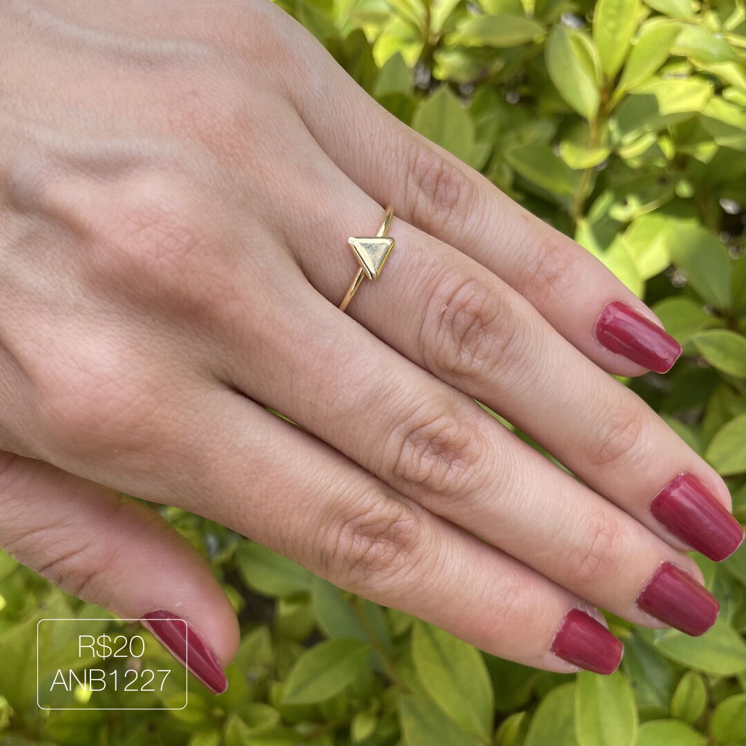 Anel Fio Triângulo Liso Dourado